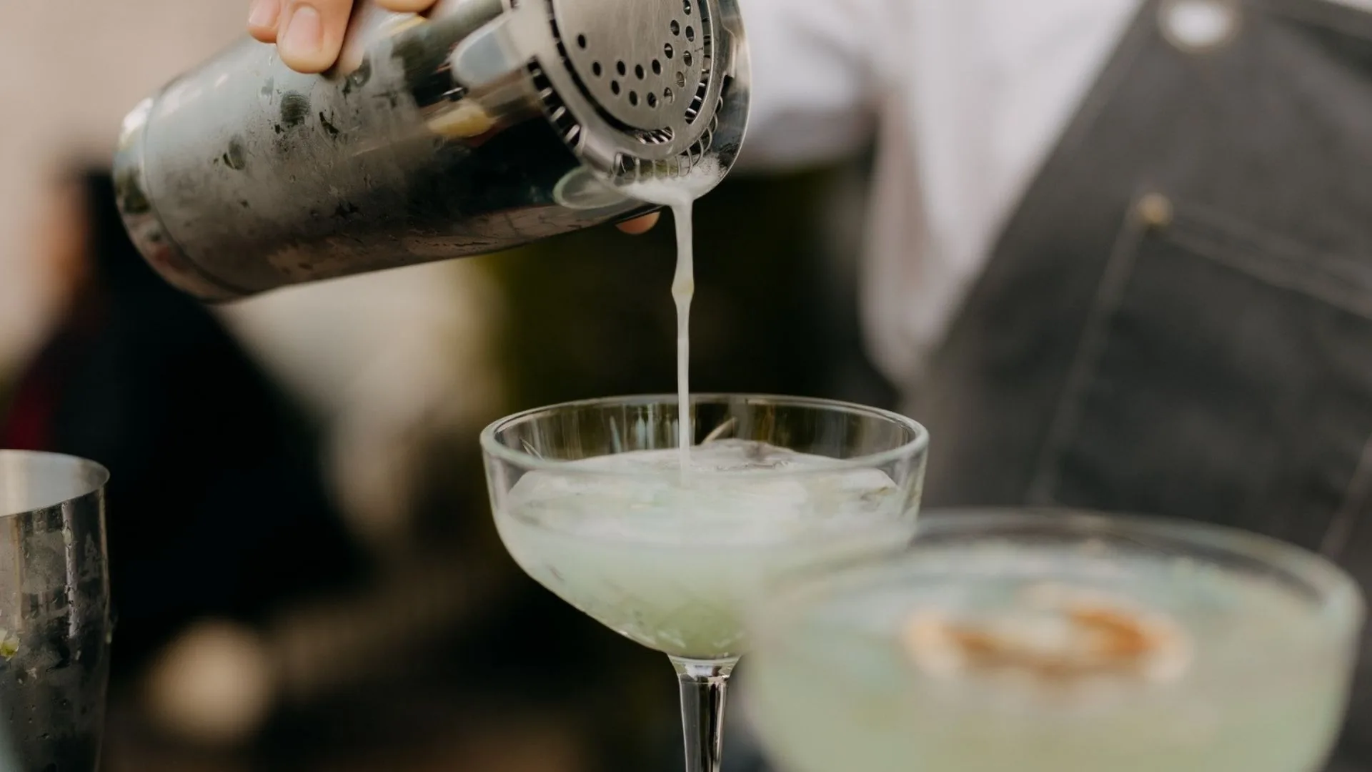 Copa de vino en evento gourmet — CHIC & TONIC